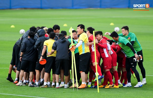 HLV Park Hang-seo ngồi 1 góc riêng suy tư, đợi học trò ra sân tập trước ngày đấu Jordan - Ảnh 9.