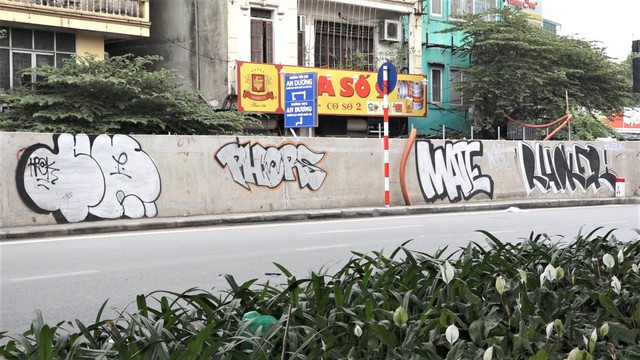 Ảnh: Con đường hơn 300 tỷ đồng ở Hà Nội bị bôi bẩn - Ảnh 3.