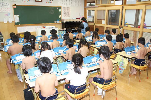 Giáo dục cởi trần - phương pháp kỳ lạ bắt học sinh không mặc áo suốt 40 năm tại một trường học ở Nhật Bản - Ảnh 1.