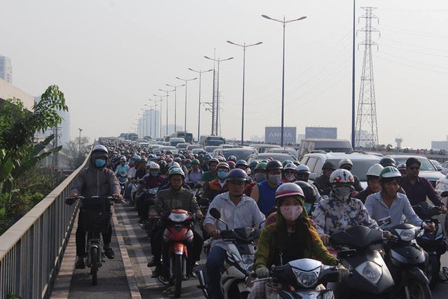  Ùn tắc kinh hoàng trên cầu Sài Gòn, hàng nghìn người chen chúc trong nắng nóng ngày cận Tết - Ảnh 1.
