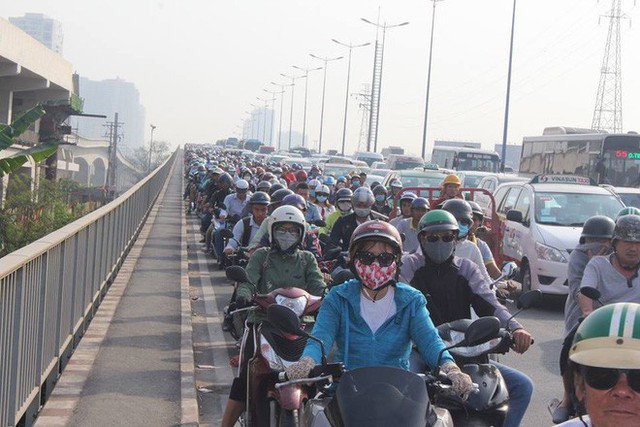  Ùn tắc kinh hoàng trên cầu Sài Gòn, hàng nghìn người chen chúc trong nắng nóng ngày cận Tết - Ảnh 2.