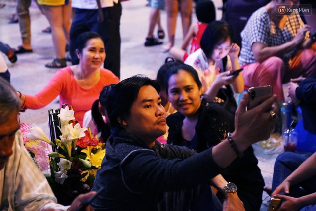 Ảnh: Hàng nghìn người ngồi vật vờ lúc nửa đêm ở sân bay Tân Sơn Nhất đón Việt kiều về quê ăn Tết Kỷ Hợi 2019 - Ảnh 13.