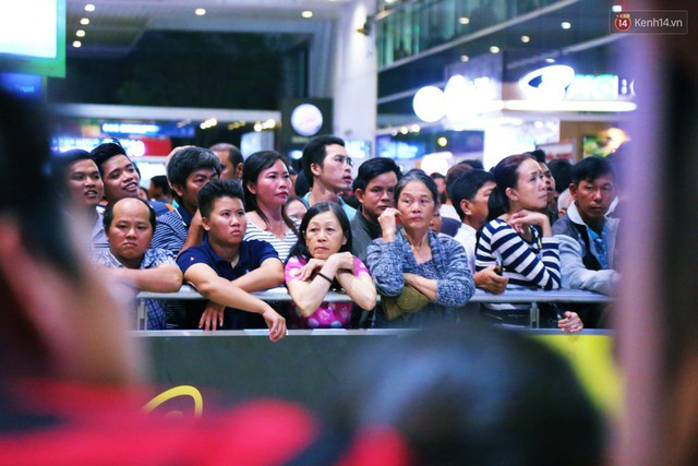 Ảnh: Hàng nghìn người ngồi vật vờ lúc nửa đêm ở sân bay Tân Sơn Nhất đón Việt kiều về quê ăn Tết Kỷ Hợi 2019 - Ảnh 15.