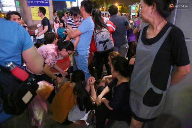 Ảnh: Hàng nghìn người ngồi vật vờ lúc nửa đêm ở sân bay Tân Sơn Nhất đón Việt kiều về quê ăn Tết Kỷ Hợi 2019 - Ảnh 20.