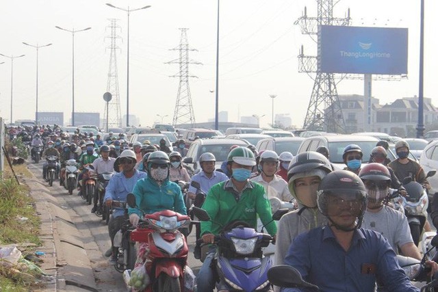  Ùn tắc kinh hoàng trên cầu Sài Gòn, hàng nghìn người chen chúc trong nắng nóng ngày cận Tết - Ảnh 3.