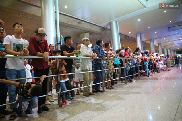 Ảnh: Hàng nghìn người ngồi vật vờ lúc nửa đêm ở sân bay Tân Sơn Nhất đón Việt kiều về quê ăn Tết Kỷ Hợi 2019 - Ảnh 22.