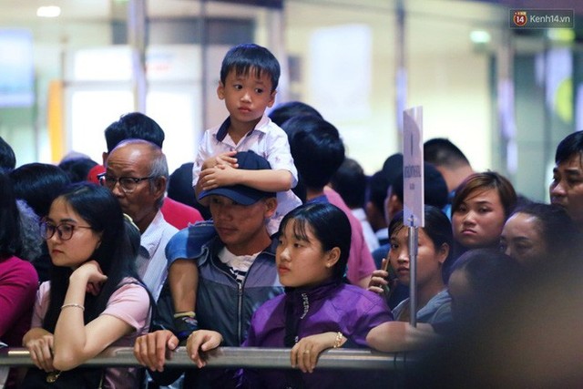 Ảnh: Hàng nghìn người ngồi vật vờ lúc nửa đêm ở sân bay Tân Sơn Nhất đón Việt kiều về quê ăn Tết Kỷ Hợi 2019 - Ảnh 24.