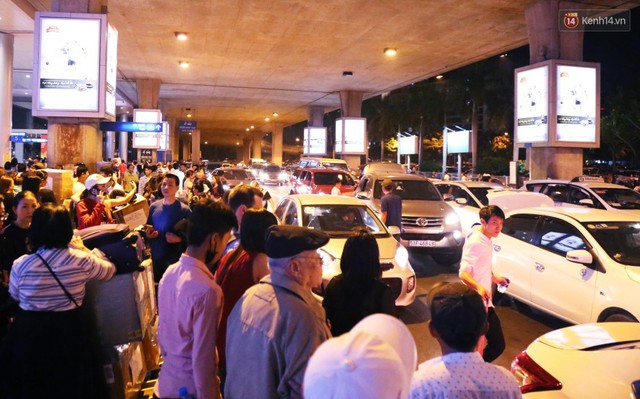 Ảnh: Hàng nghìn người ngồi vật vờ lúc nửa đêm ở sân bay Tân Sơn Nhất đón Việt kiều về quê ăn Tết Kỷ Hợi 2019 - Ảnh 28.
