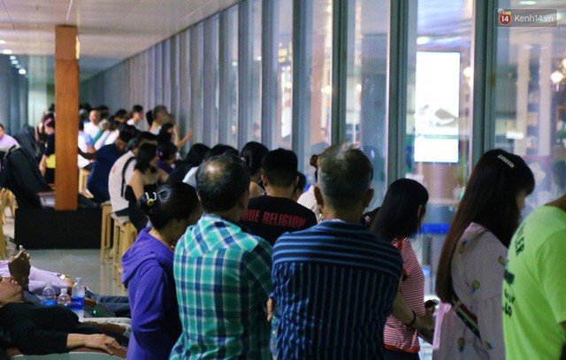 Ảnh: Hàng nghìn người ngồi vật vờ lúc nửa đêm ở sân bay Tân Sơn Nhất đón Việt kiều về quê ăn Tết Kỷ Hợi 2019 - Ảnh 5.