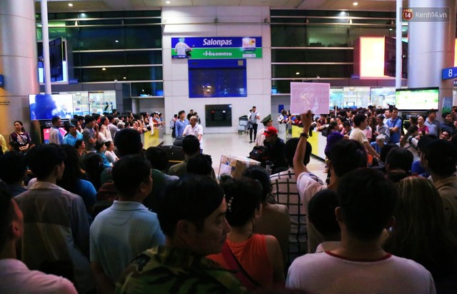 Ảnh: Hàng nghìn người ngồi vật vờ lúc nửa đêm ở sân bay Tân Sơn Nhất đón Việt kiều về quê ăn Tết Kỷ Hợi 2019 - Ảnh 6.