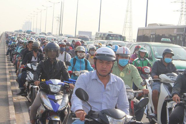  Ùn tắc kinh hoàng trên cầu Sài Gòn, hàng nghìn người chen chúc trong nắng nóng ngày cận Tết - Ảnh 8.