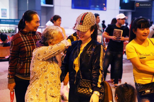 Ảnh: Hàng nghìn người ngồi vật vờ lúc nửa đêm ở sân bay Tân Sơn Nhất đón Việt kiều về quê ăn Tết Kỷ Hợi 2019 - Ảnh 10.