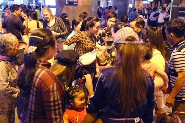 Ảnh: Hàng nghìn người ngồi vật vờ lúc nửa đêm ở sân bay Tân Sơn Nhất đón Việt kiều về quê ăn Tết Kỷ Hợi 2019 - Ảnh 11.