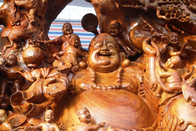 Chiêm ngưỡng bức tượng Phật Di Lặc bằng gỗ hương nặng 3,5 tấn, rao bán 1,2 tỷ ở chợ Tết Thanh Hóa - Ảnh 2.
