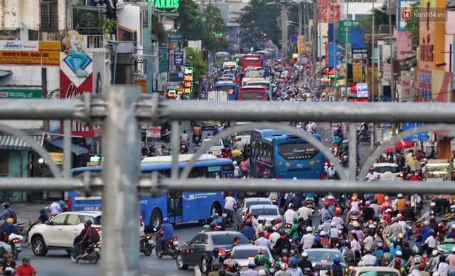 Nỗi ám ảnh của người Sài Gòn những ngày cận Tết: Rừng xe đông nghẹt trên nhiều tuyến đường trung tâm từ trưa đến tối - Ảnh 2.