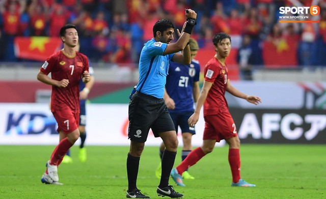 Cho trọng tài mặc áo xanh, AFC vô tình biến trọng tài trở thành cầu thủ thứ 12 của Nhật Bản? - Ảnh 1.