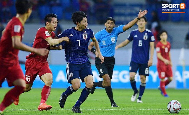 Cho trọng tài mặc áo xanh, AFC vô tình biến trọng tài trở thành cầu thủ thứ 12 của Nhật Bản? - Ảnh 2.