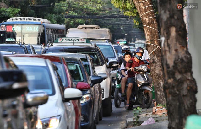 Nỗi ám ảnh của người Sài Gòn những ngày cận Tết: Rừng xe đông nghẹt trên nhiều tuyến đường trung tâm từ trưa đến tối - Ảnh 12.