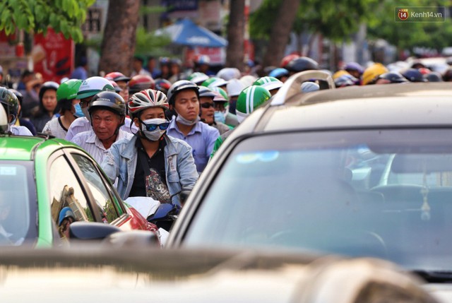 Nỗi ám ảnh của người Sài Gòn những ngày cận Tết: Rừng xe đông nghẹt trên nhiều tuyến đường trung tâm từ trưa đến tối - Ảnh 13.