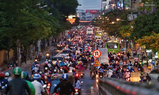 Nỗi ám ảnh của người Sài Gòn những ngày cận Tết: Rừng xe đông nghẹt trên nhiều tuyến đường trung tâm từ trưa đến tối - Ảnh 17.