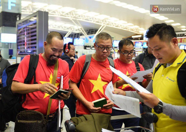 Hàng trăm CĐV từ Hà Nội - Hồ Chí Minh hội quân sang cổ vũ ĐT Việt Nam trong trận tứ kết Asian Cup 2019 - Ảnh 3.
