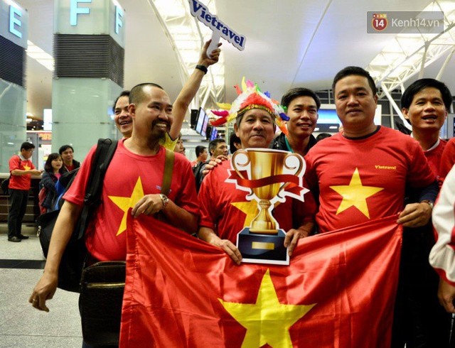 Hàng trăm CĐV từ Hà Nội - Hồ Chí Minh hội quân sang cổ vũ ĐT Việt Nam trong trận tứ kết Asian Cup 2019 - Ảnh 7.