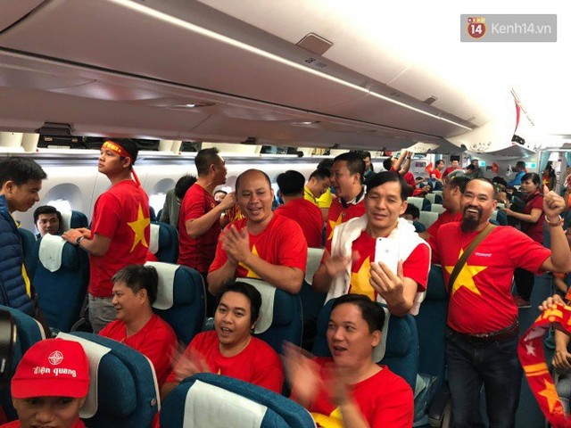Hàng trăm CĐV từ Hà Nội - Hồ Chí Minh hội quân sang cổ vũ ĐT Việt Nam trong trận tứ kết Asian Cup 2019 - Ảnh 10.
