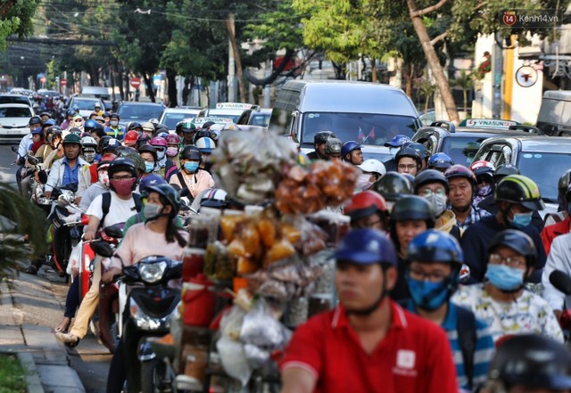 Nỗi ám ảnh của người Sài Gòn những ngày cận Tết: Rừng xe đông nghẹt trên nhiều tuyến đường trung tâm từ trưa đến tối - Ảnh 11.