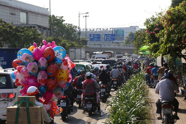  Hàng nghìn phương tiện chôn chân dưới cái nắng ở cổng sân bay Tân Sơn Nhất - Ảnh 3.