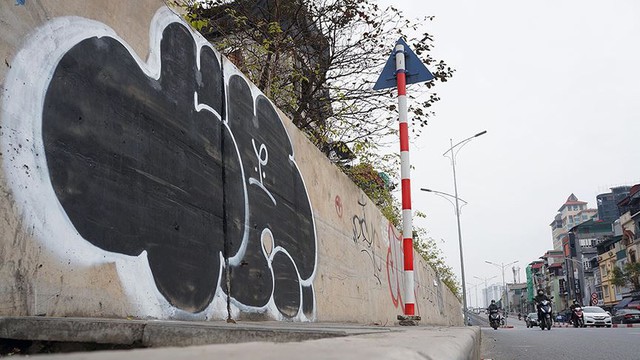 Cả đoạn đường hơn 300 tỷ đồng ở Hà Nội bị vẽ bẩn khi mới đưa vào sử dụng - Ảnh 6.