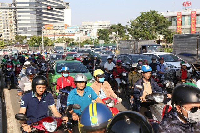  Hàng nghìn phương tiện chôn chân dưới cái nắng ở cổng sân bay Tân Sơn Nhất - Ảnh 8.