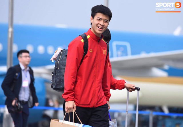 Dàn trai đẹp đội tuyển Việt Nam trở về trong vòng tay người hâm mộ và gia đình - Ảnh 2.