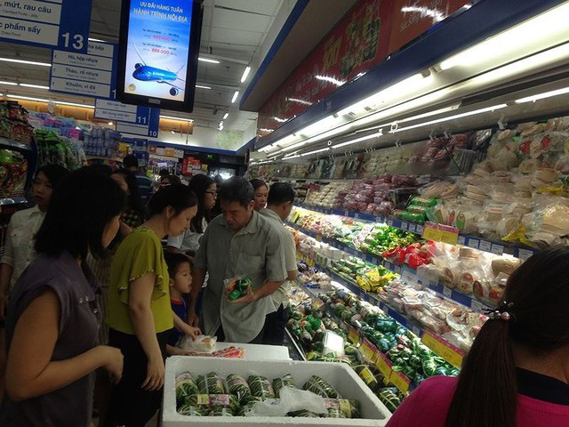 Chen chân nghẹt thở mua sắm ở siêu thị ngày sát Tết - Ảnh 2.