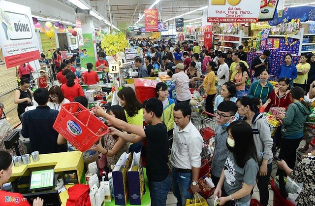 Chen chân nghẹt thở mua sắm ở siêu thị ngày sát Tết - Ảnh 12.