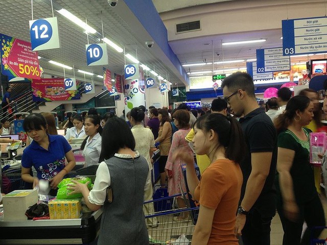 Chen chân nghẹt thở mua sắm ở siêu thị ngày sát Tết - Ảnh 13.