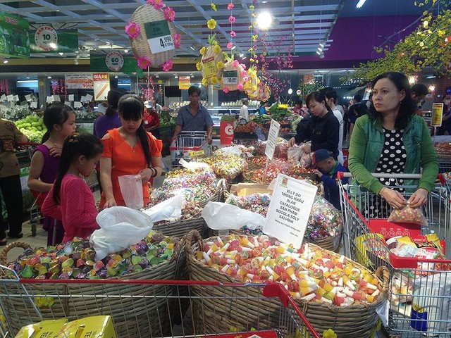 Chen chân nghẹt thở mua sắm ở siêu thị ngày sát Tết - Ảnh 3.
