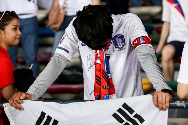 Tuyển thủ Hàn Quốc buồn bã, CĐV suy sụp sau thất bại ở tứ kết Asian Cup 2019 - Ảnh 6.