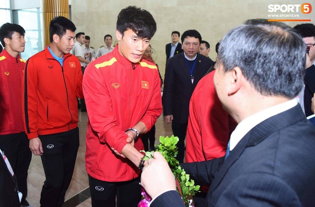 Dàn trai đẹp đội tuyển Việt Nam trở về trong vòng tay người hâm mộ và gia đình - Ảnh 7.