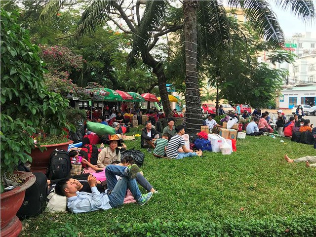 Hàng nghìn người vật vờ ở ga Sài Gòn sau sự cố tàu SE1 trật bánh - Ảnh 2.