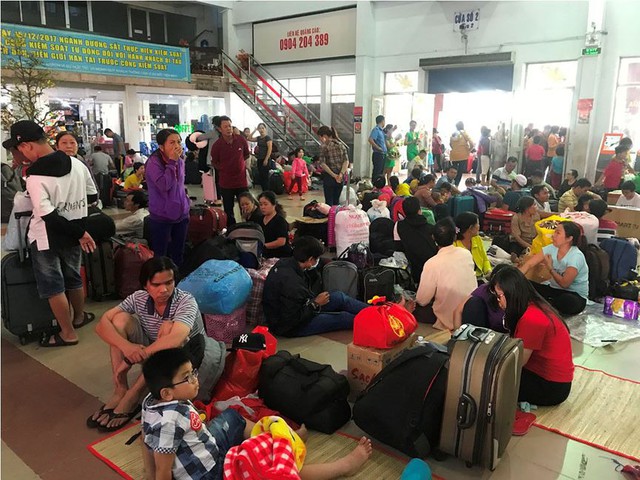 Hàng nghìn người vật vờ ở ga Sài Gòn sau sự cố tàu SE1 trật bánh - Ảnh 11.