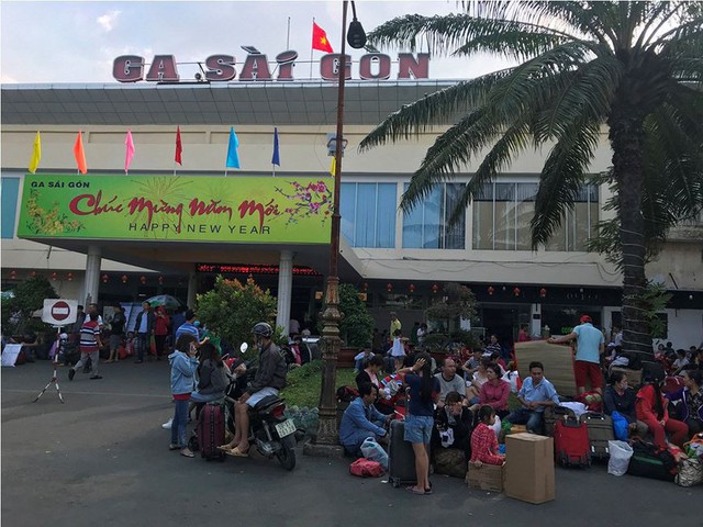 Hàng nghìn người vật vờ ở ga Sài Gòn sau sự cố tàu SE1 trật bánh - Ảnh 14.
