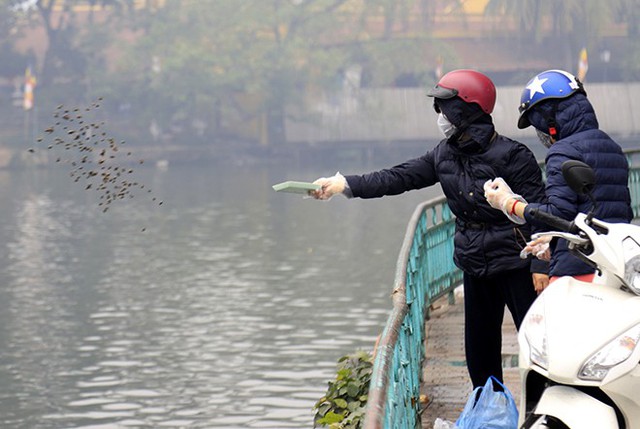  Sợ tắc đường’, người dân thả cá chép tiễn ông Công ông Táo về trời sớm - Ảnh 3.