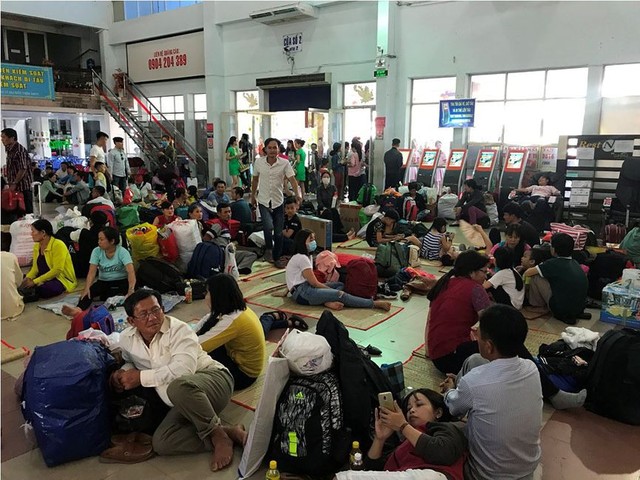 Hàng nghìn người vật vờ ở ga Sài Gòn sau sự cố tàu SE1 trật bánh - Ảnh 8.