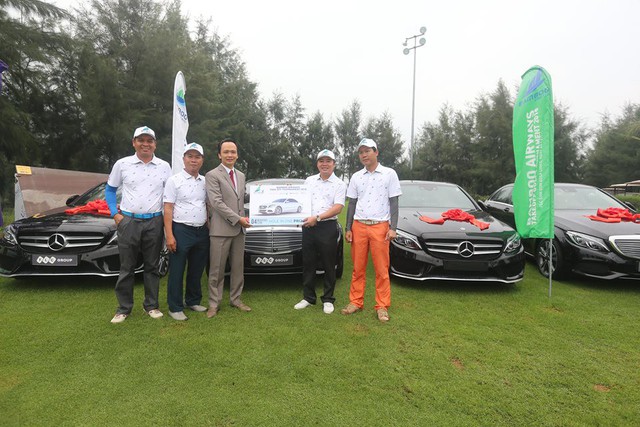 Tay golf trúng tới 4 chiếc xe Mercedes và nhận quà trị giá 10 tỷ đồng chỉ nhờ một cú đánh  - Ảnh 2.