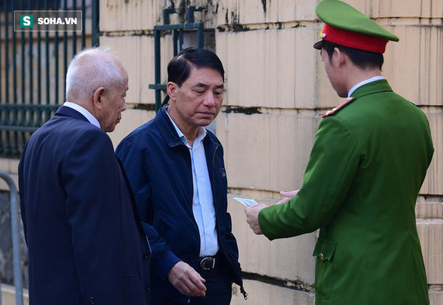 Cựu thứ trưởng Bộ Công an Trần Việt Tân đến tòa - Ảnh 2.
