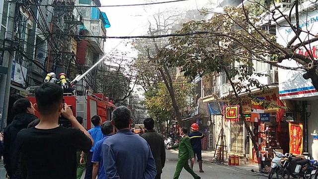  Cháy nhà trên phố cổ Hà Nội ngày cúng ông Công, ông Táo - Ảnh 1.