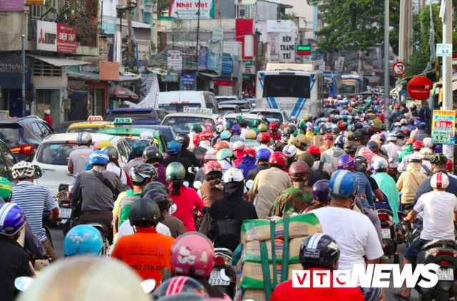 Mọi ngả đường TP.HCM kẹt cứng ngày cận Tết - Ảnh 8.