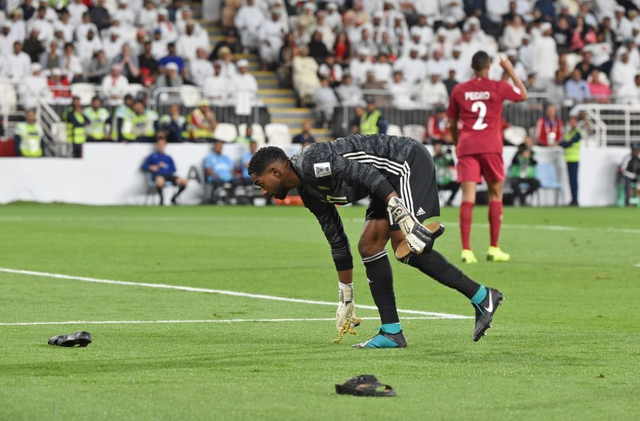 Dù tìm mọi cách để gia tăng áp lực lên đối thủ, đội tuyển nước chủ nhà UAE vẫn thua 4 bàn không gỡ, còn CĐV để lại hình ảnh vô cùng xấu xí - Ảnh 2.