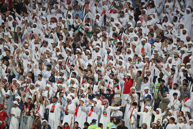 Dù tìm mọi cách để gia tăng áp lực lên đối thủ, đội tuyển nước chủ nhà UAE vẫn thua 4 bàn không gỡ, còn CĐV để lại hình ảnh vô cùng xấu xí - Ảnh 9.