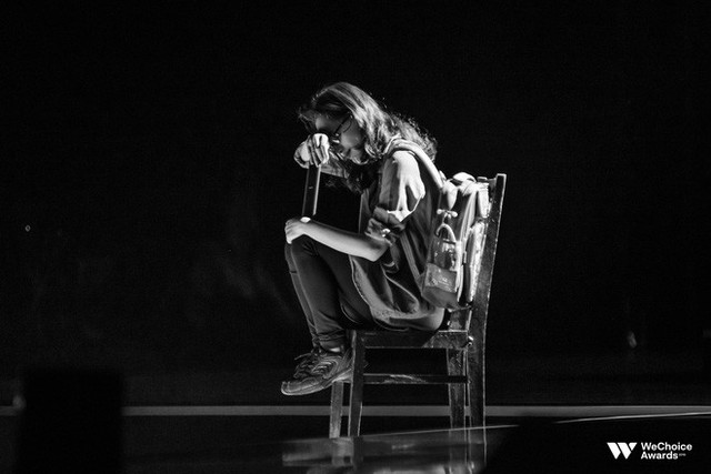 Không kìm được cảm xúc, nữ diễn viên múa vai mẹ bé Hải An khóc nức nở sau cánh gà sân khấu đêm Gala WeChoice Awards 2018 - Ảnh 1.